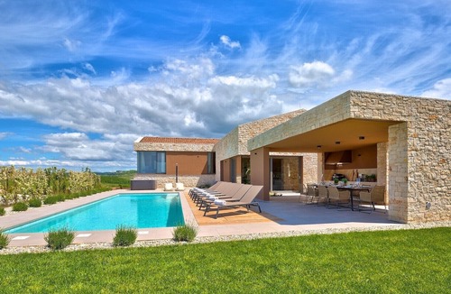 Brtonigla Villa | Luxury Villa Vigneto Istria heated pool jacuzzi family