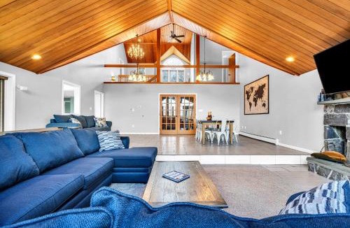 South Sanford House | Maine Pondfront Home Sleeps 22 - Pool & Hot Tub