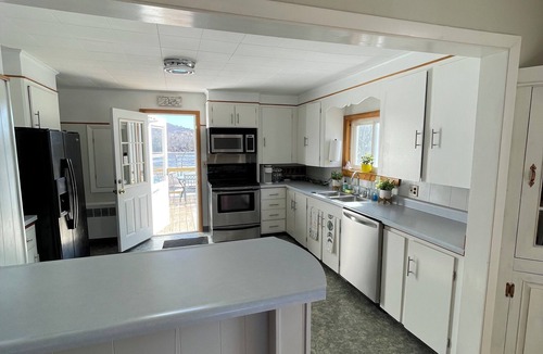 Winterport House | Majestic Waterfront River Home PET FRIENDLY
