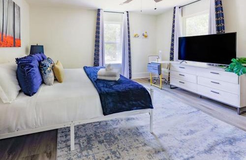 Onion Creek Meadows House | Manchaca 4 bedroom sleeps 10 Pool and Hot tub