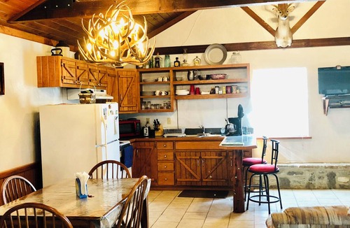 Doss House | Maner Lodge getaway, views from 1 of highest elevation pts, BBQ, 30min FBG