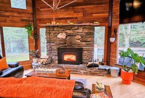 Hancock House | MapleCastle = HotTub, RiverSide, IndoorHummock, FirePlace, BackYard