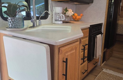 West Ridge House | Mini farm vibe stationary RV in No. San Diego County with WiFi, AC. TV. Views.