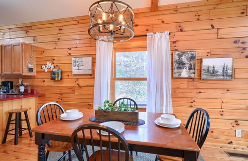 Logan Cabin | Minutes to Caves - 2 KINGS. Hot Tub. Games. Firepit. Close to Everything