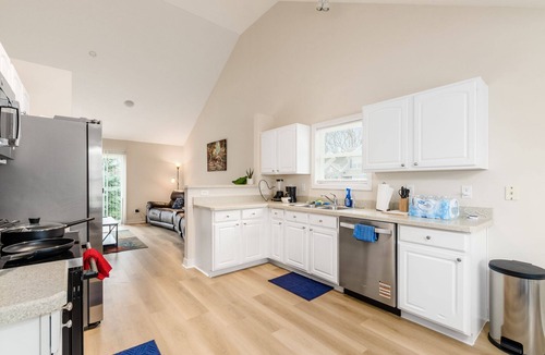 Lewis Center House | Minutes to Polaris Mall, New Stainless Steel Appliances + Flooring, Spacious 3bd