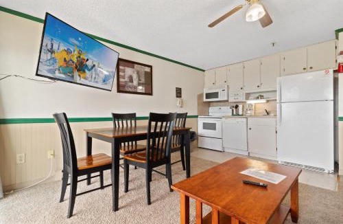Edray Apartment | ML240 Mountain Views Next to slopes Gated Parking