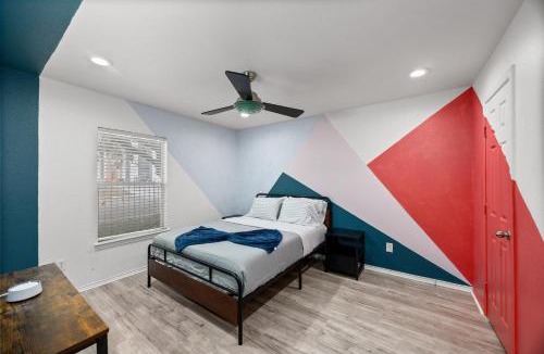 East Downtown Houston House | Modern 3-Story Townhome w Pool Table, Sleeps 10 Near Stadiums