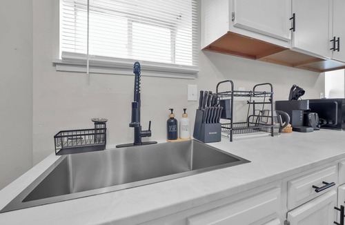 Hilltop House | Modern 3BR Near Downtown & Casino, Pet-friendly, Fast Wi-Fi, Laundry
