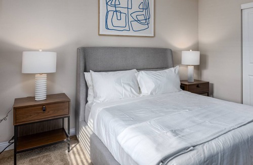 Lewis Center Apartment | Modern Apartment in Prime Location (ID4409X99)