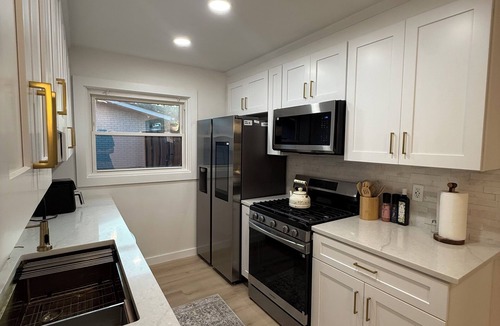 Farmers Branch House | Modern Backyard Paradise Pool & Spa Near Dallas