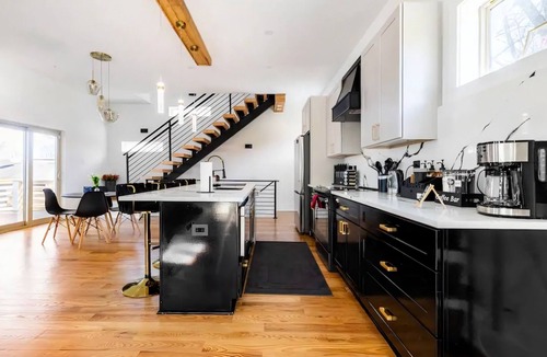 Jefferson Park House | Modern Luxury 3BR Home in East Point Private, Stylish Stay