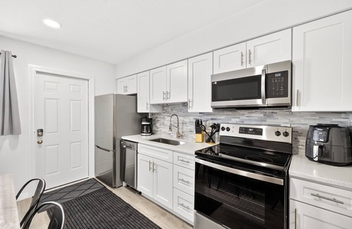 Sun Bay South Apartment | Modern South Tampa Retreat Near Beaches, Dining & Airport