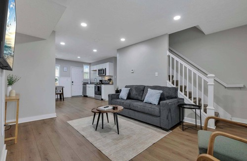 Olde Towne East Apartment | Modern Townhouse in Historic Building Walk to Downtown