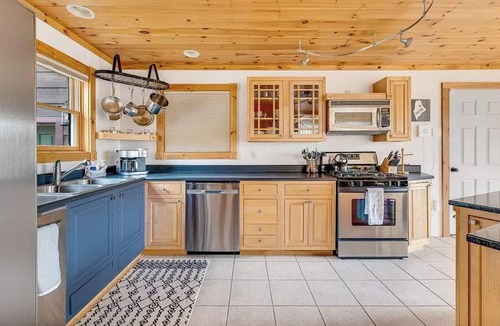 Carrabassett Valley Ski Chalet | Mountain Haven: A cozy 5-bedroom chalet only 6 miles from Sugarloaf access road!