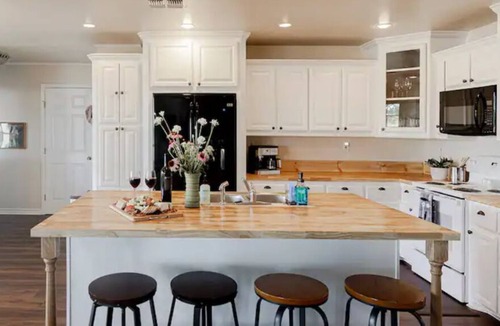 Center Point House | NEAR GUADALUPE RIVER-HOT TUB🛁-25 PRIVATE ACRES- DARK SKY FRIENDLY-SOLAR ECLIPSE