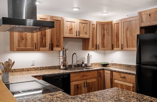 Warren Condo | NEW Construction! Ski-In/Ski-Out Condo, fire place, Bunk room