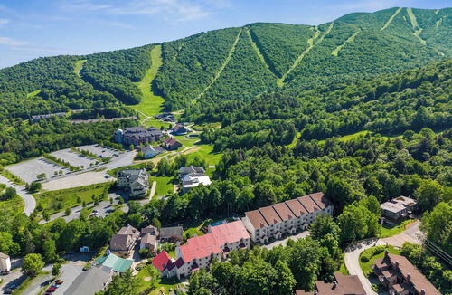 Warren Condo | NEW Construction! Ski-In/Ski-Out Condo, fire place, Bunk room