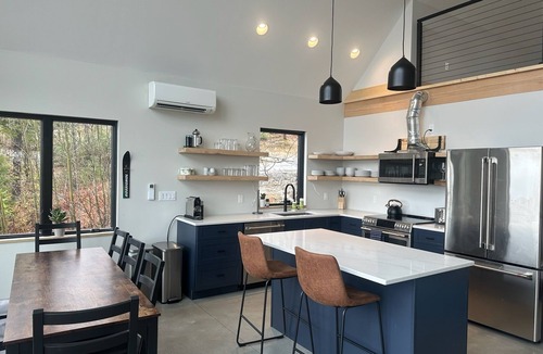 Bryant Pond Cabin | New & Modern 4-bedroom cabin with AC in Woodstock