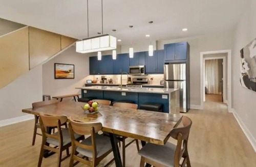 Home Park House | New Modern Home - 5 min walk to Georgia Tech, Sleep 13