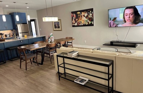 Home Park House | New Modern Home - 5 min walk to Georgia Tech, Sleep 13