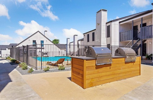 Lake Highlands Apartment | (NEW)Nicely Decorated 1 Bedtoom (2) 70 inch tvs. New!