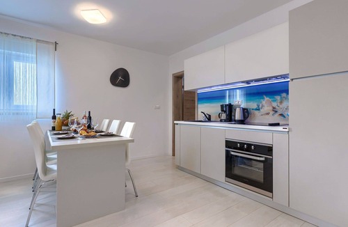 Loborika Apartment | Nice apartment for 6 guests with WIFI, A/C, private pool, TV, terrace and pets allowed