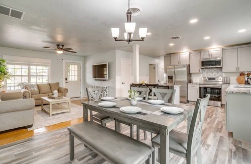 Granbury House | Oak House off Granbury Square