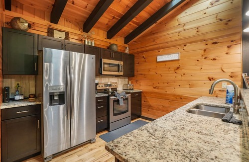 Sugar Grove Cabin | Outside Inn | Hocking Hills, Hot Tub, Views