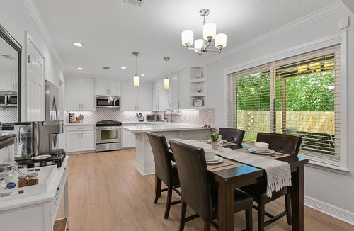Southwood House | Perfect for Families, King Bed, 85 inch TV, 4 BDRM, Close to Campus,