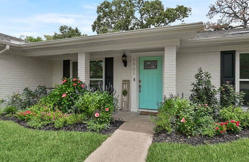 Southwood House | Perfect for Families, King Bed, 85 inch TV, 4 BDRM, Close to Campus,