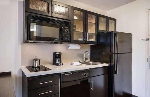 North Arlington Hotel | Pet-friendly Accommodation Near Hurricane Harbor Arlington! Parking, Pool!