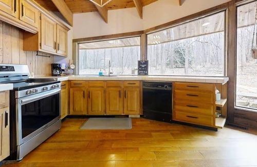 Mcdermott Cabin | Pet-friendly cabin bordering Tremper Mound Nature Preserve.