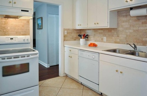 Kings Terrace House | Pet friendly cottage w large fenced yard. Available weekly, monthly or nightly!