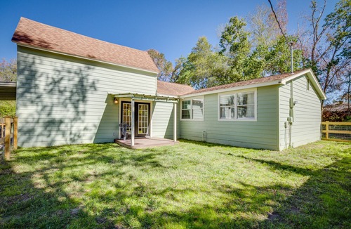College Park House | Pet-Friendly Conroe Hideaway w/Porch & Fire Pit