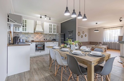 Bale House | Pet friendly home in Bale