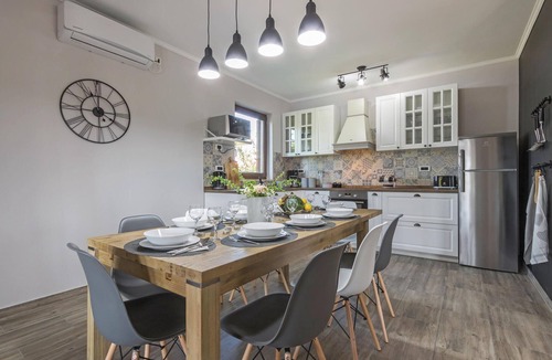 Bale House | Pet friendly home in Bale