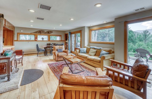 Warren Cottage | Picturesque dog-friendly cottage with kitchen, mountain view & deck- near skiing