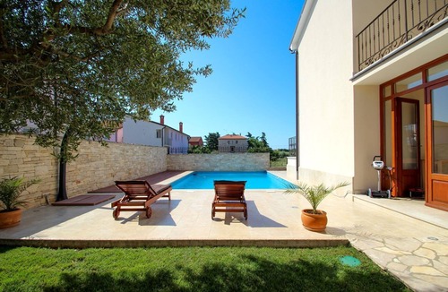 Dajla Apartment | Picturesque flat with pool, private terrace, washing machine, BBQ, loungers