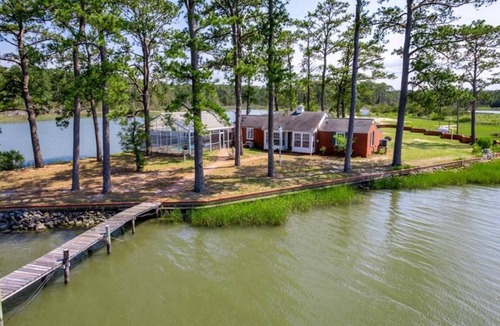 Hayes House | Pine Cove on the Severn - 13-acre Private Retreat with Pool