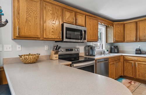 Lewiston House | Pool, Dream Home Gym, TV+Desk in Each Room, 85" TV, Games, 2 BKB Hoops, Fire Pit