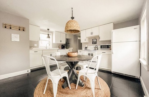 East Bayside Apartment | PORTLAND PENINSULA-SPACIOUS WALKABLE EAST END SPOT