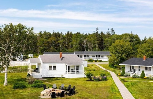 Ocean Point Hotel | Pristine Ocean View Retreat Perfect for Romantic Mornings | Room with King Bed
