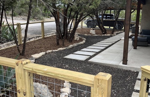 Comfort House | PRIVATE HILL COUNTRY RETREAT, HOT TUB, VALLEY+SUNSET VIEWS, 20 TO FREDERICKSBURG