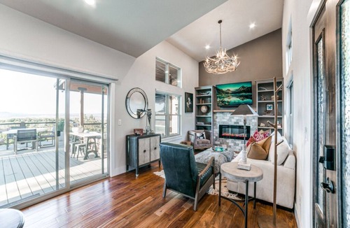 Comfort House | PRIVATE HILL COUNTRY RETREAT, HOT TUB, VALLEY+SUNSET VIEWS, 20 TO FREDERICKSBURG