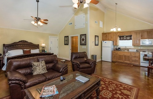 Fredericksburg Cabin | Private Hot Tub - Fireplace - 4 min. to downtown - Wildlife