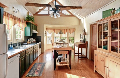 Fredericksburg Cabin | Private Hot Tub - Romantic Getaway - Golf Carts - Star Gazing