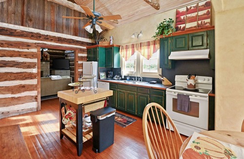 Fredericksburg Cabin | Private Hot Tub - Romantic Getaway - Golf Carts - Star Gazing