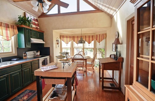 Fredericksburg Cabin | Private Hot Tub - Romantic Getaway - Golf Carts - Star Gazing