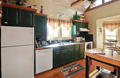 Fredericksburg Cabin | Private Hot Tub - Romantic Getaway - Golf Carts - Star Gazing