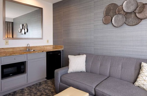 Stroudwater Hotel | PWM Airport King Room with Breakfast, Pool & Gym